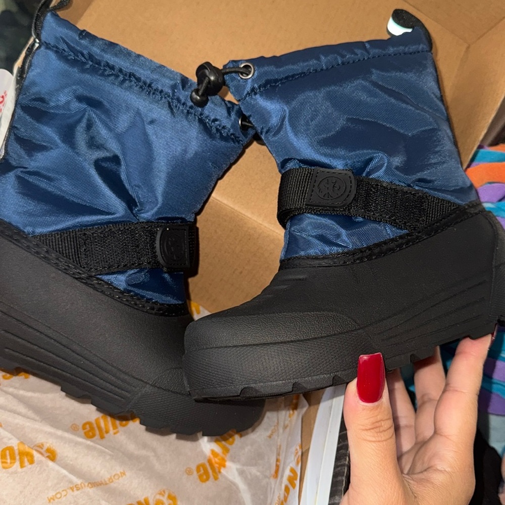 Brand new snow boots